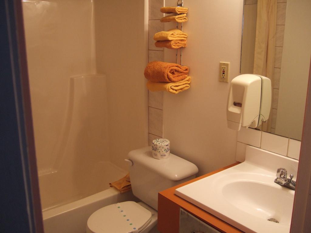 Wild Rose Inn Vegreville Екстер'єр фото